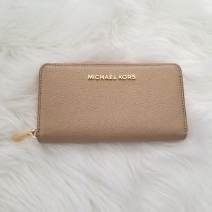 Michael Kors Pocket Zip Round Jet Set Clutch